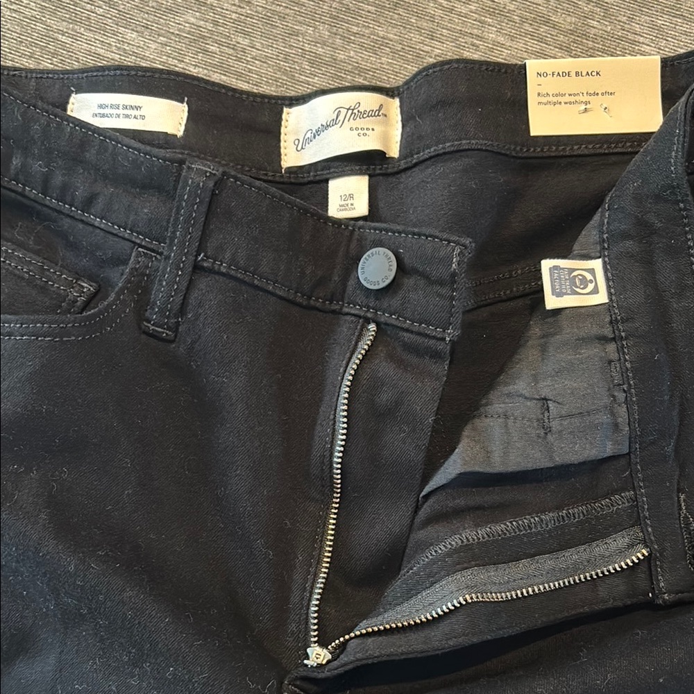 Universal Thread women’s No-Fade Black Skinny Jeans
Brand new size 12